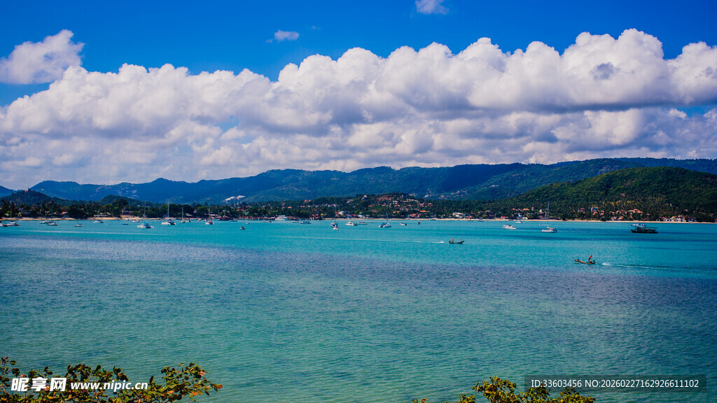 碧海蓝天的迷人海岸风光