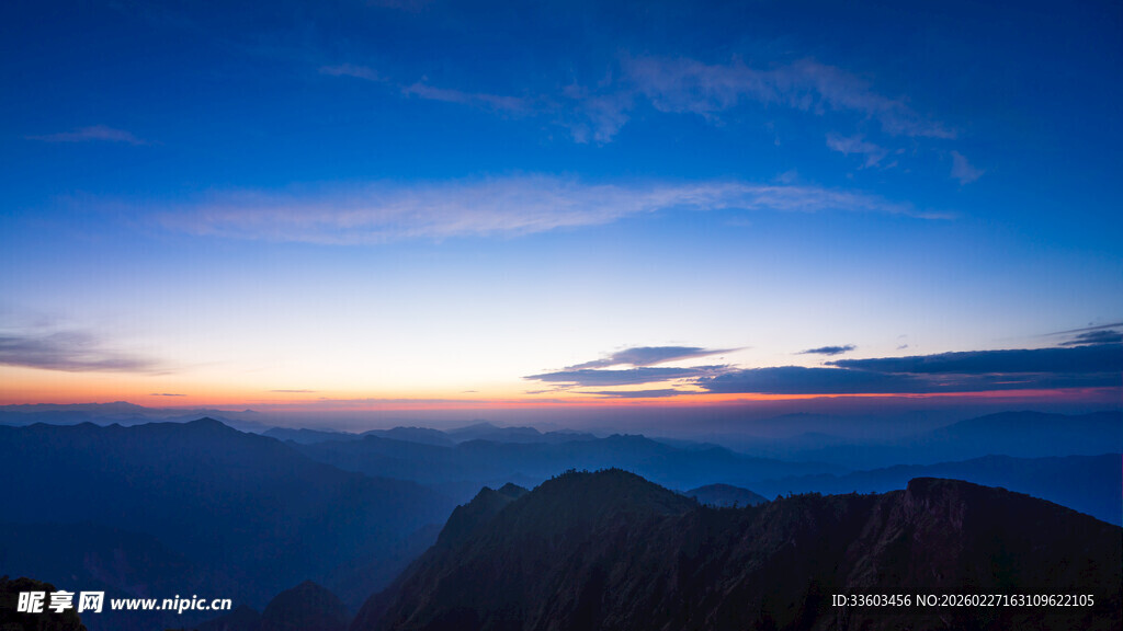 山顶壮丽日出云海景观