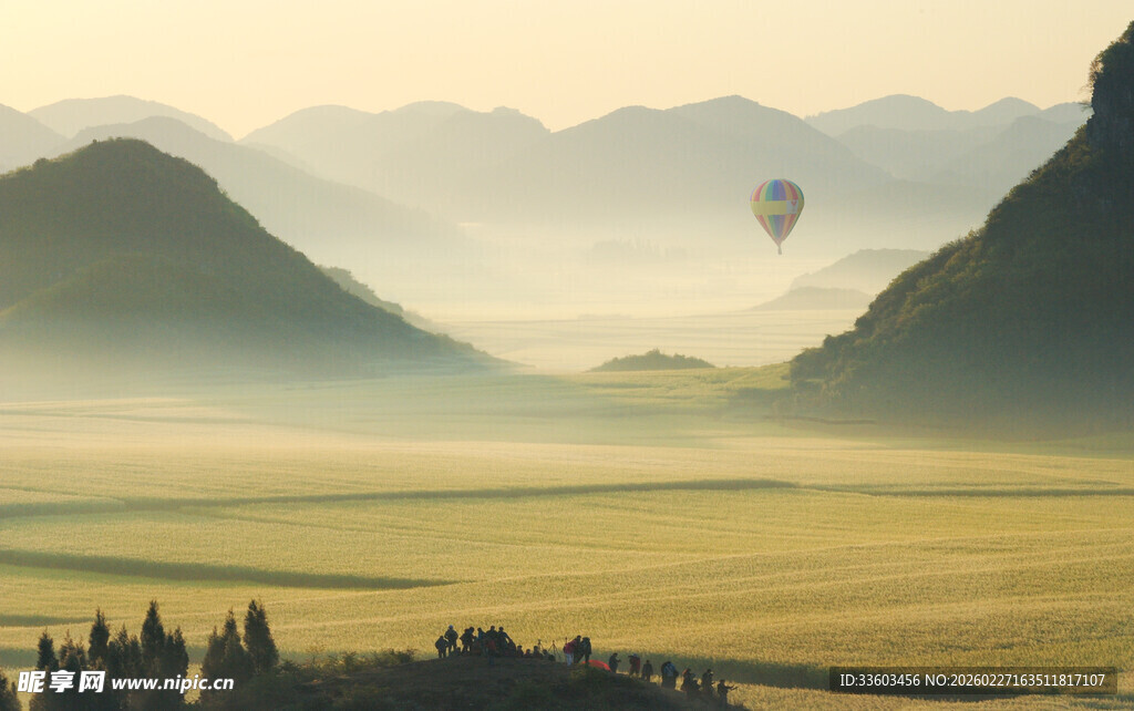 山间田野上的热气球美景