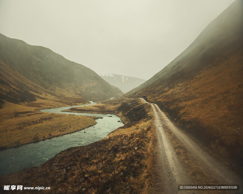 山间公路伴河流美景