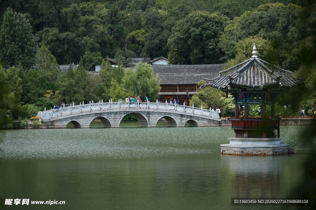 中式湖景石桥古建筑风光