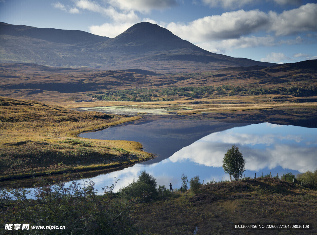 宁静湖畔的壮美山野风光