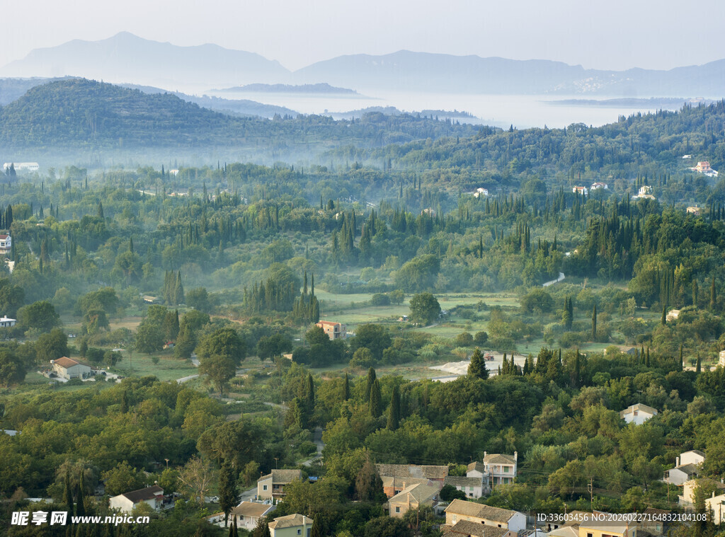 山林间的静谧村落风光