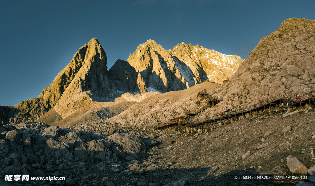 壮丽山峰日出景致