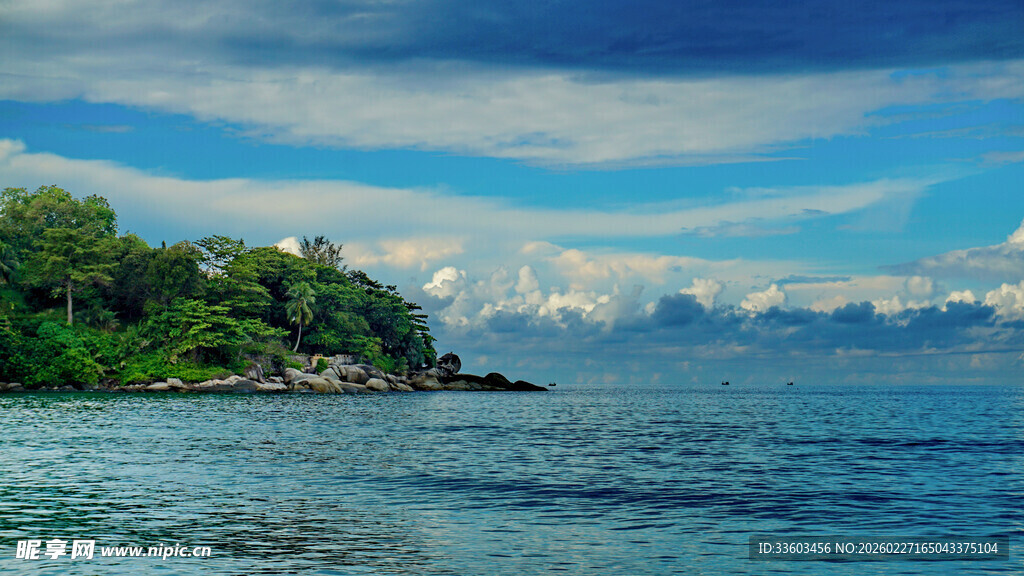 海边葱郁岛屿与蔚蓝大海