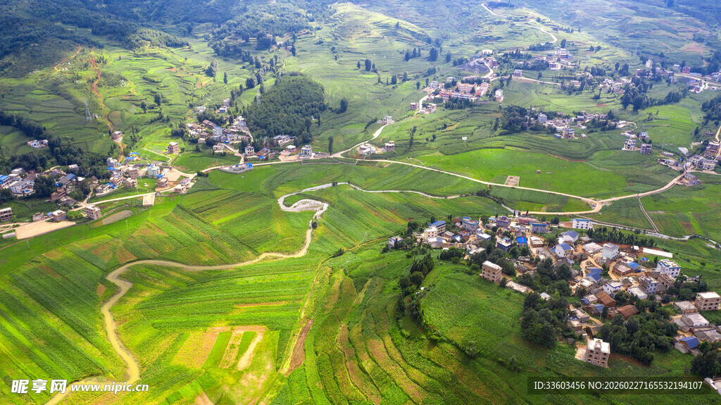 航拍山间梯田村落美景