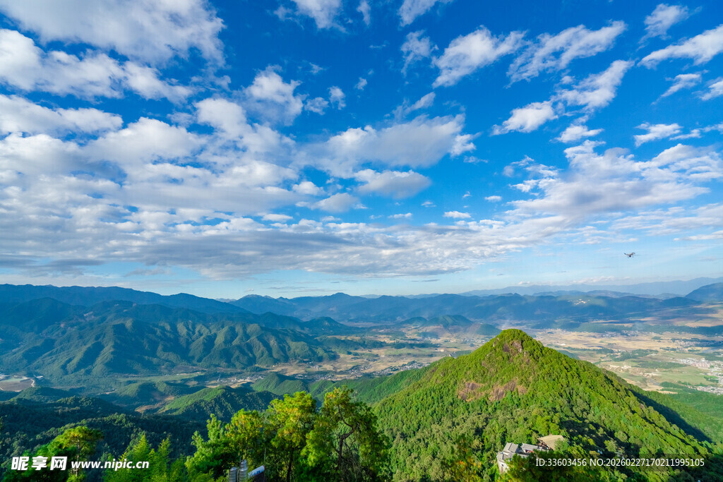 山巅之上的壮美蓝天白云
