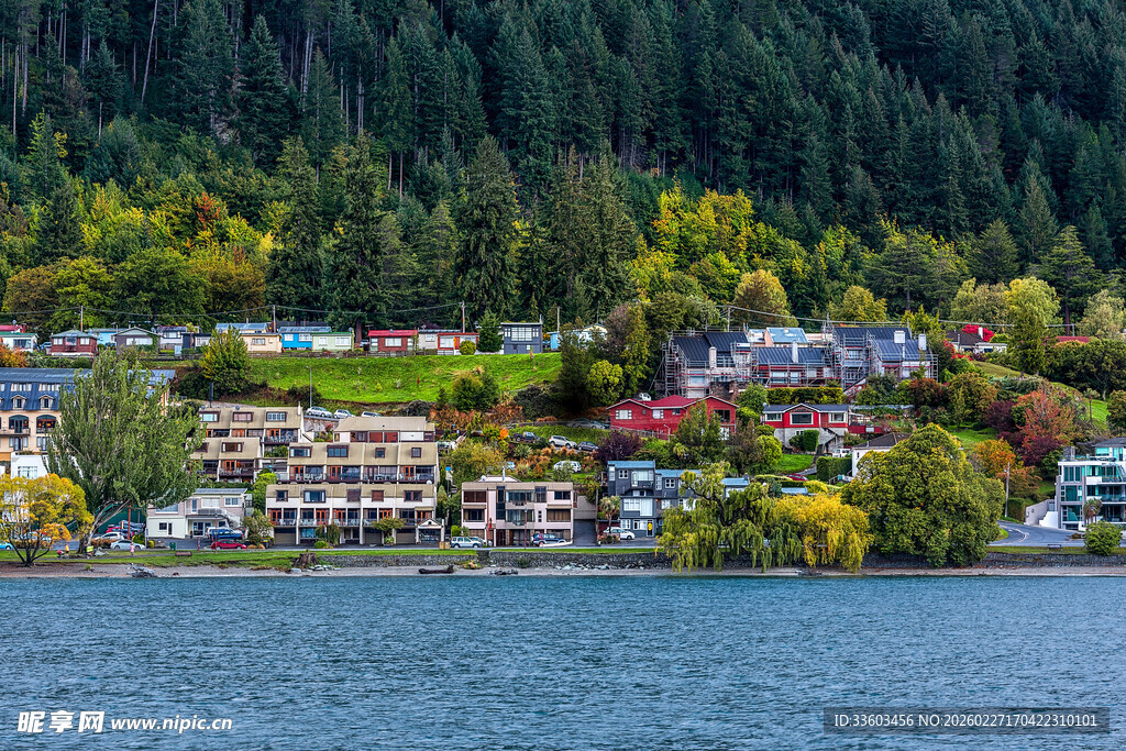 湖畔多彩小镇风光