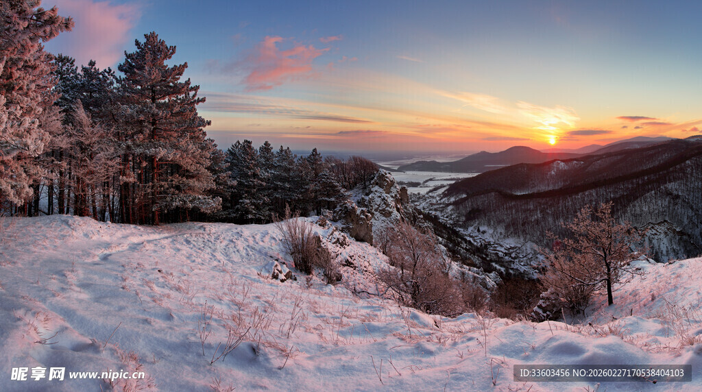 冬日雪岭日落美景
