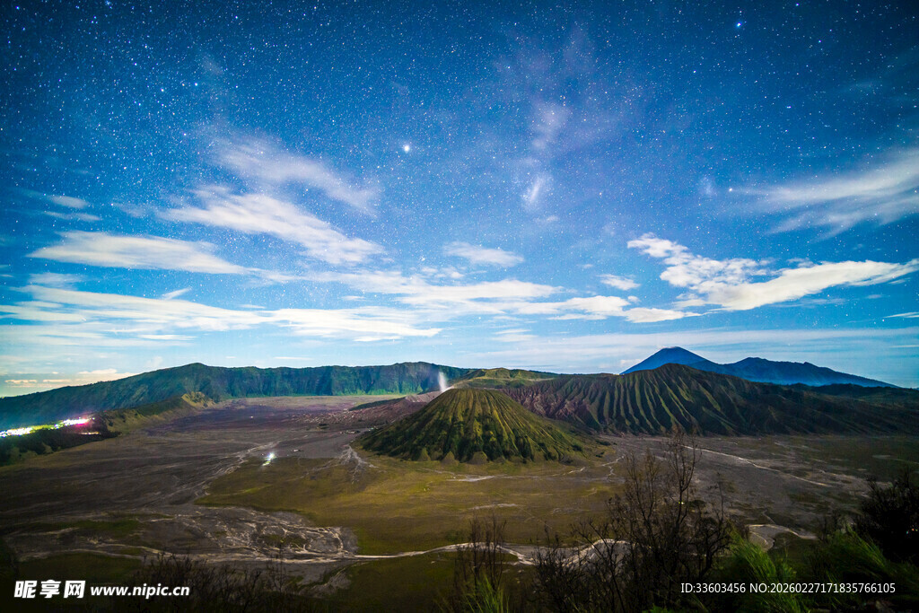 壮丽星空下的广袤原野