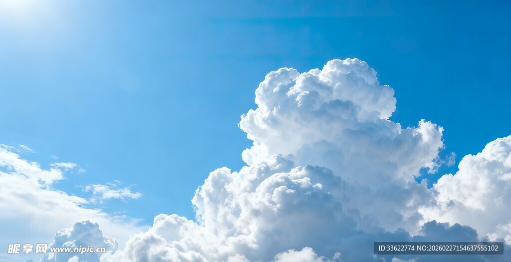 蓝天之上的蓬松白云