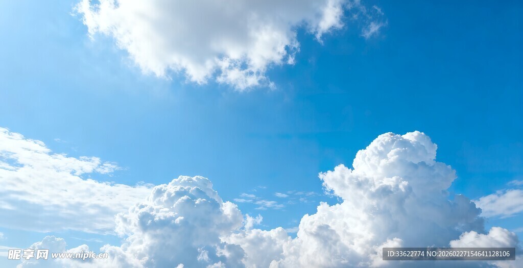 晴朗蓝天与蓬松白云