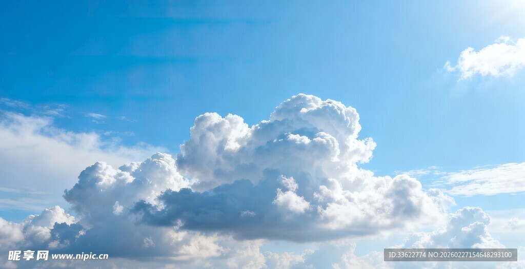 蓝天之上的蓬松云朵