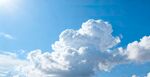 蓝天中的蓬松白云