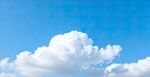 蓝天中的蓬松白云