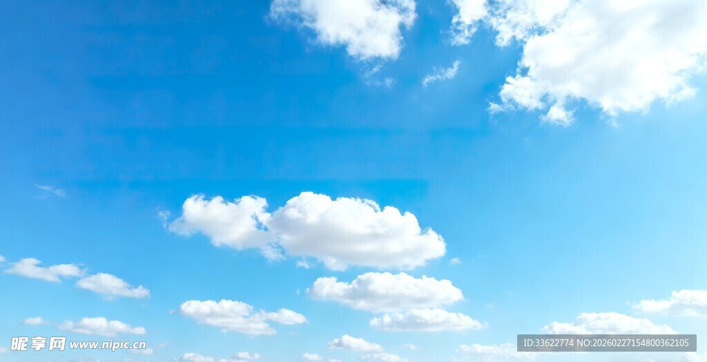 晴朗蓝天飘浮朵朵白云