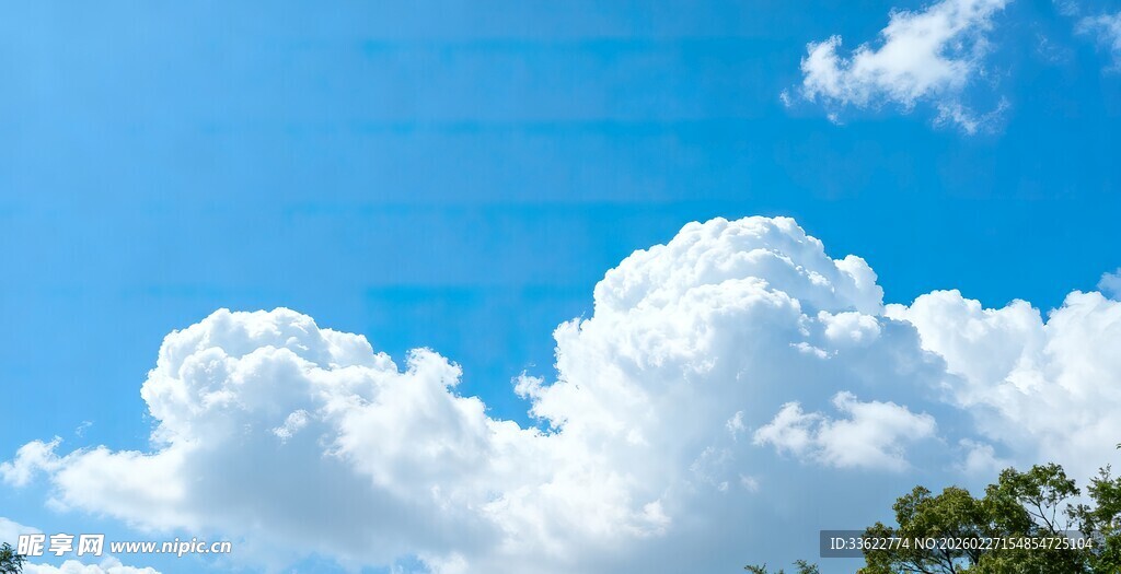 蓝天白云绿树美好景象