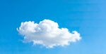 蓝天下的一朵洁白云朵