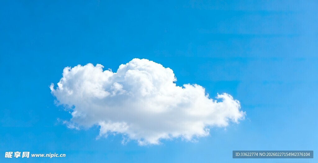 蓝天下的一朵洁白云朵