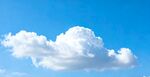 蓝天下的蓬松白云