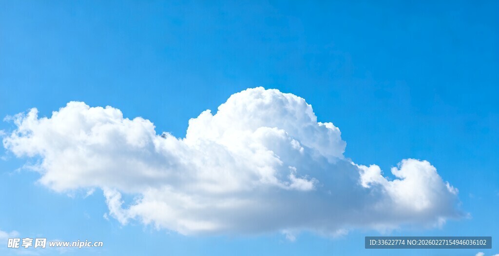蓝天下的蓬松白云