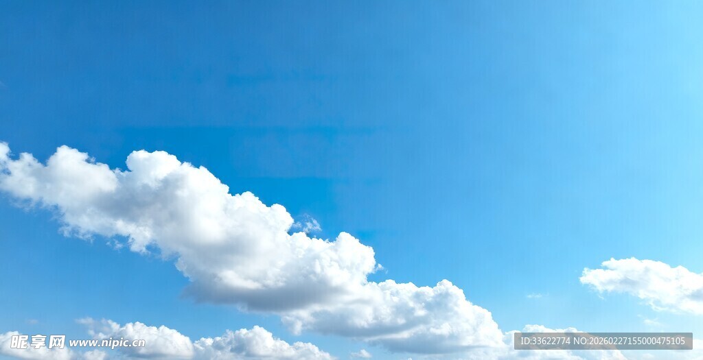 晴朗蓝天飘着朵朵白云