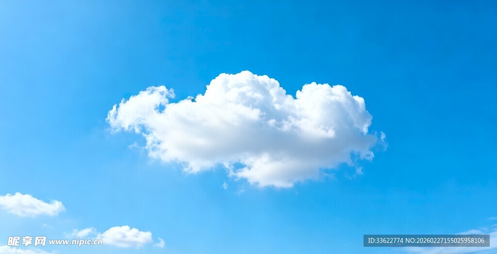 蓝天下的孤独白云