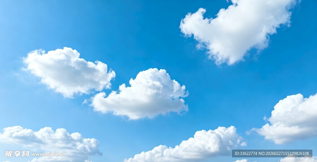 蓝天中的梦幻心形云朵