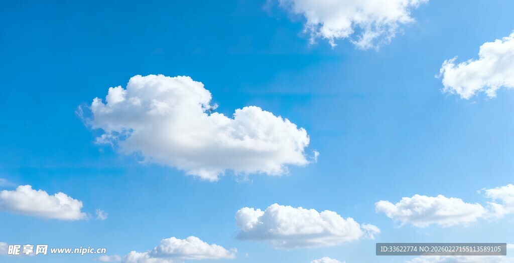 晴朗蓝天飘着朵朵白云