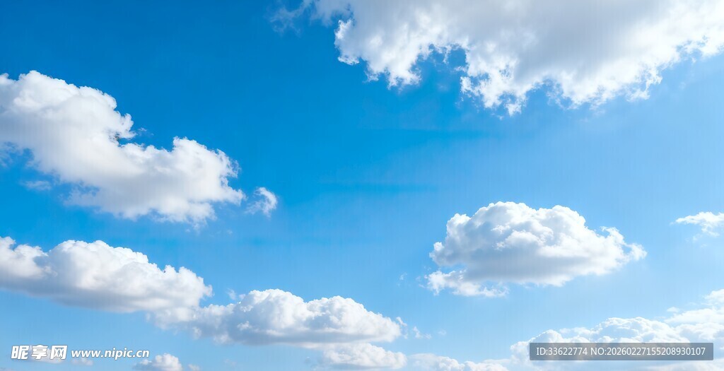 晴朗蓝天飘着朵朵白云