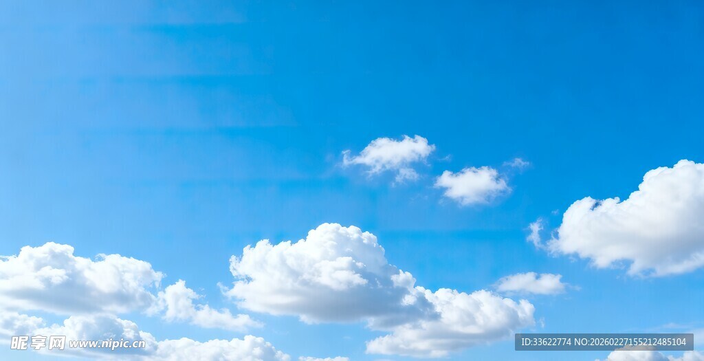 晴朗蓝天飘浮朵朵白云