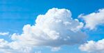 蓝天中的蓬松白云