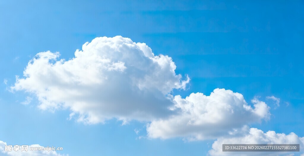 蓝天中的蓬松白云