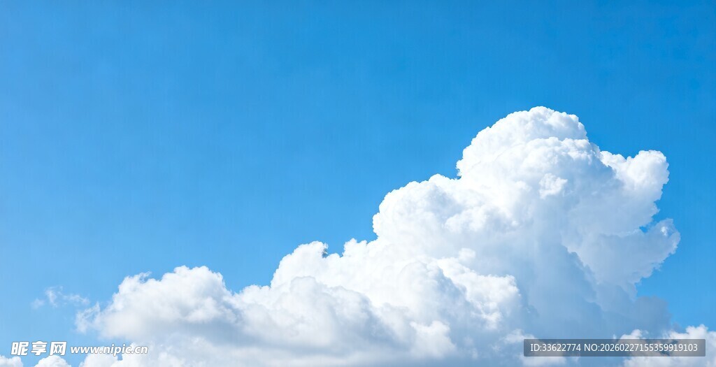 蓝天中的蓬松白云