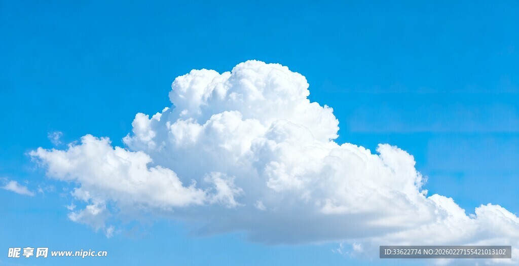 蓝天下的蓬松白云