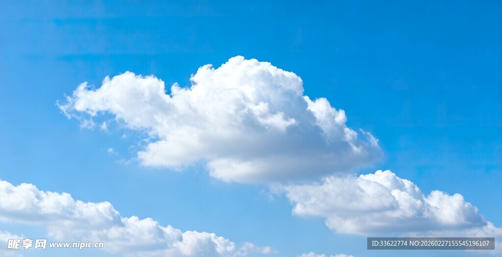 蓝天中的蓬松白云