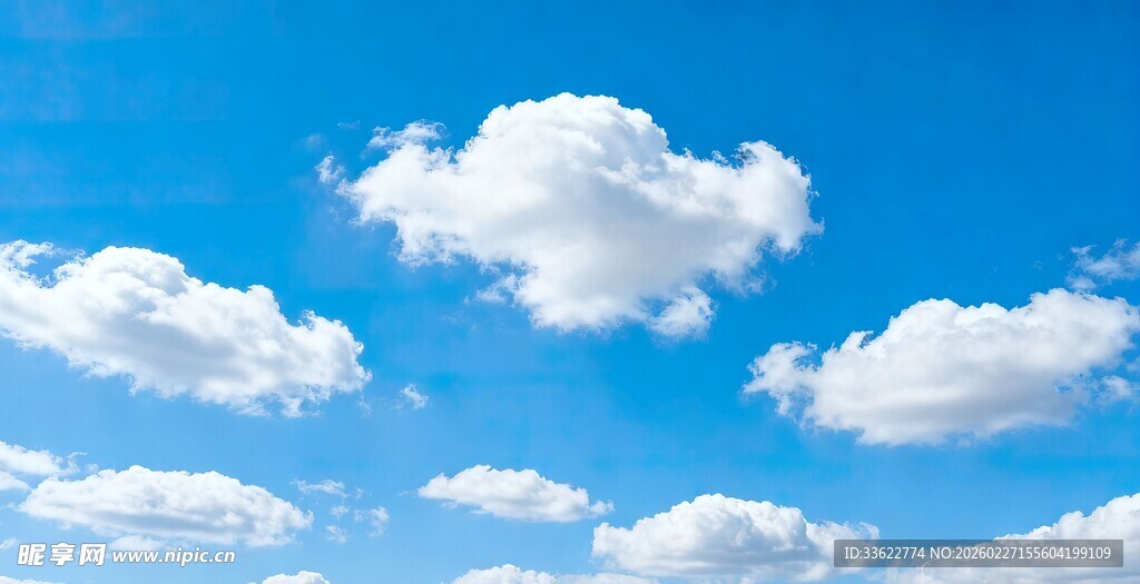 晴朗蓝天飘浮朵朵白云