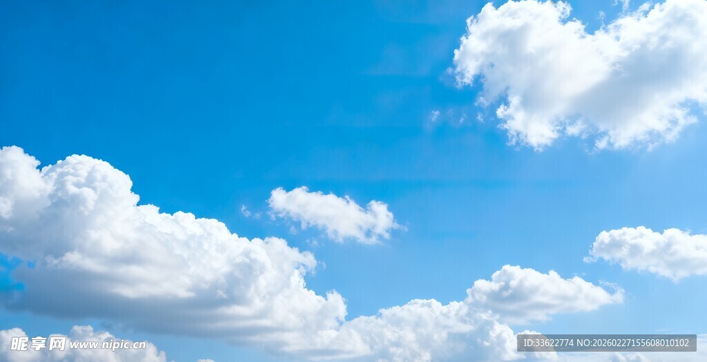 晴朗蓝天飘浮朵朵白云