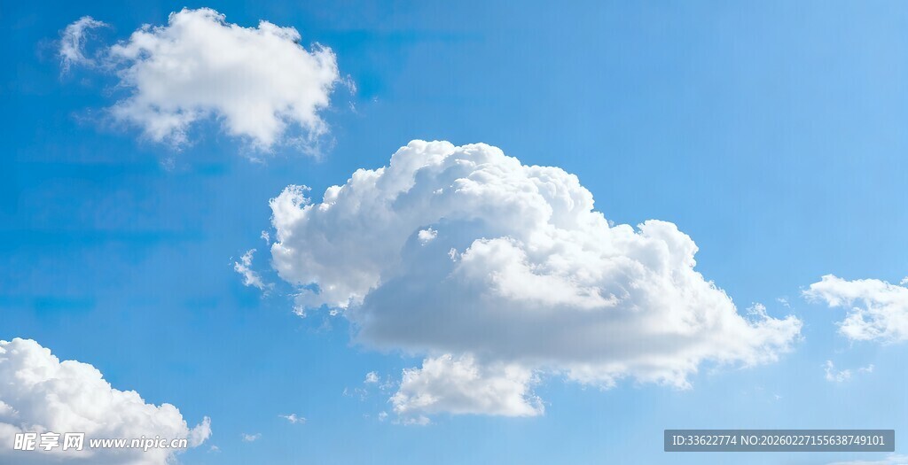 蓝天中的朵朵白云