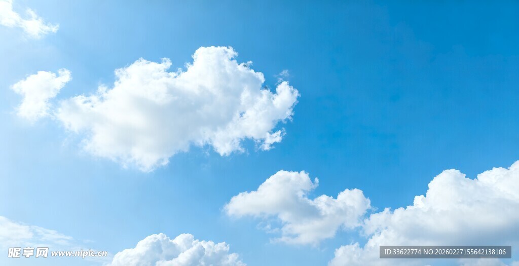 晴朗蓝天飘着朵朵白云
