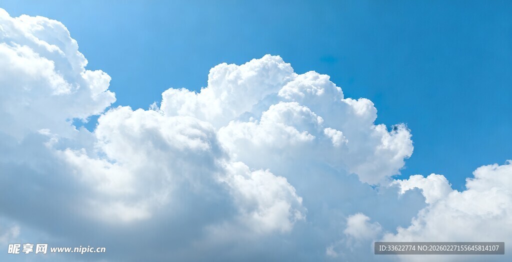 蓝天中的蓬松白云