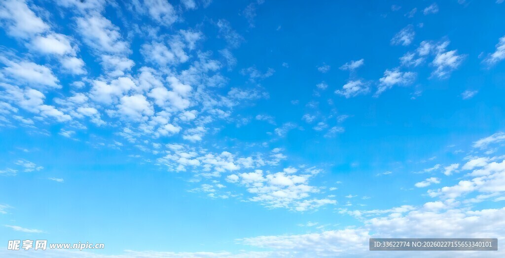 晴朗蓝天飘着朵朵白云