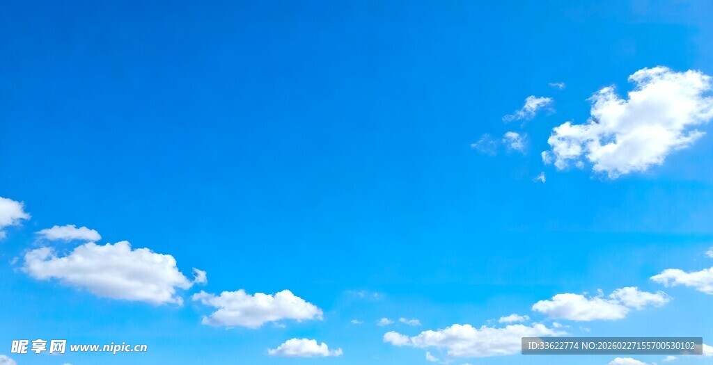 晴朗蓝天飘着朵朵白云