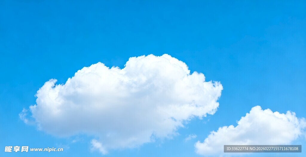 蓝天中的蓬松白云