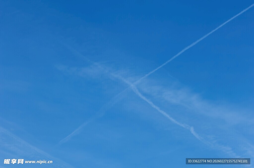 蓝天中的飞机尾迹
