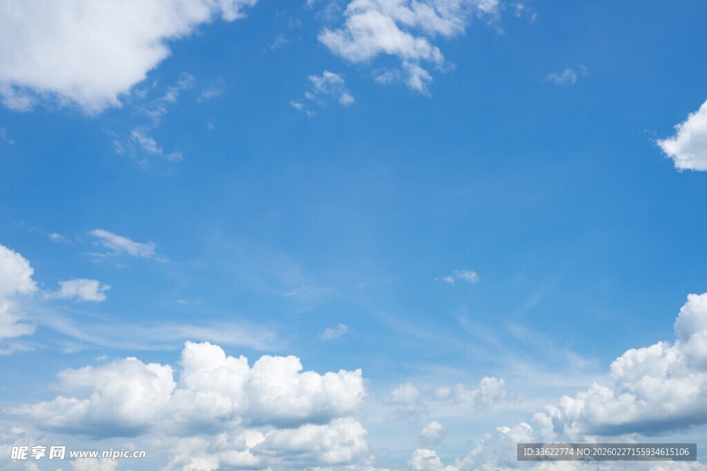 晴朗蓝天蓬松白云