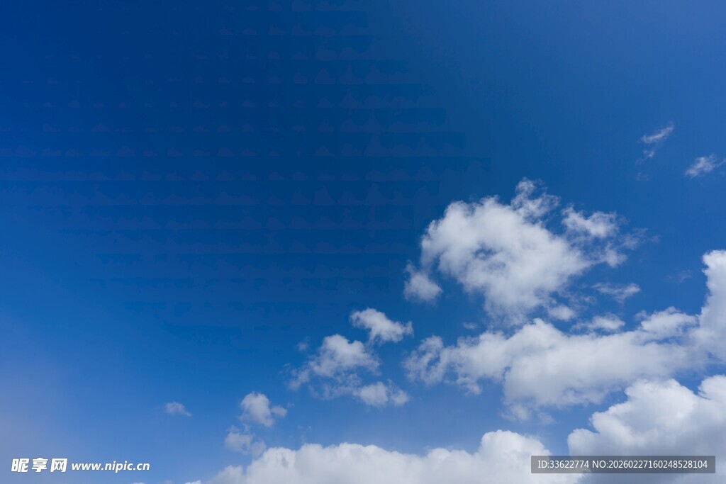 蓝天飘白云美景如画