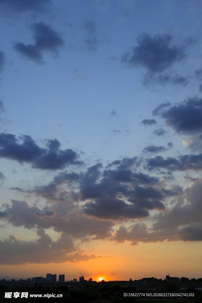 日落时分的绚烂天空