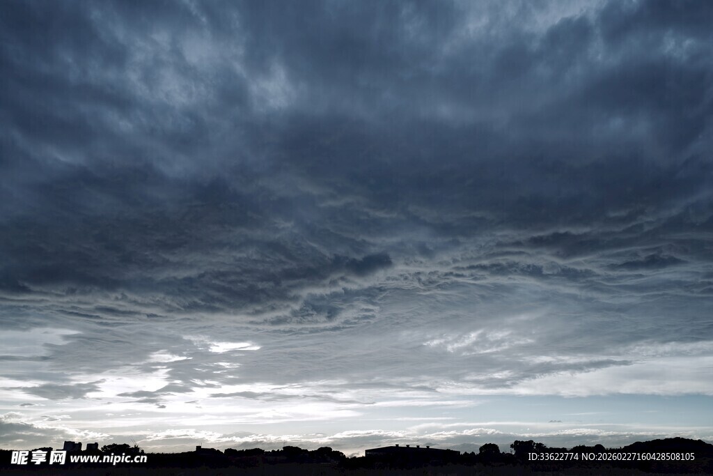 乌云密布的阴沉天空