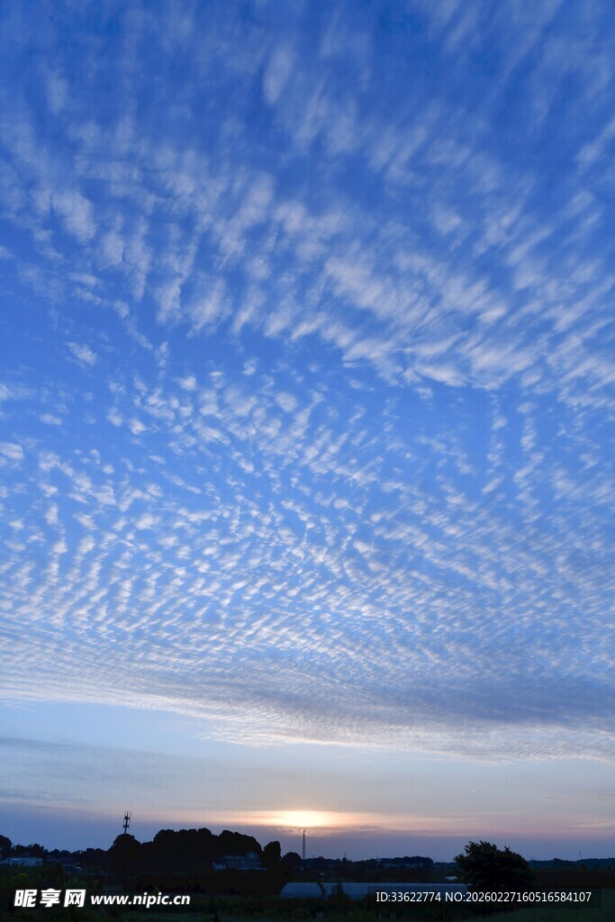 蓝天流云下的美丽黄昏